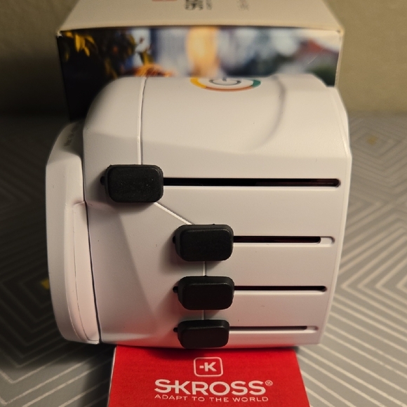 Two SKROSS PRO World Travel Adapter - Picture 6 of 8